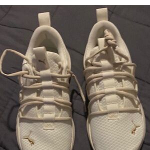 Athletic shoes